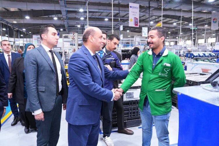 وزير العمل يزور شركة الضفائر الكهربائية لتعزيز الصناعة الوطنية وتوسيع الشراكة مع القطاع الخاص