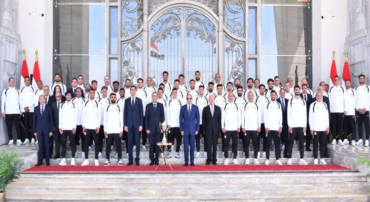 الرئيس السيسي يشيد بالمنتخب الوطني ويمنحهم كأس الفخر والاعتزاز