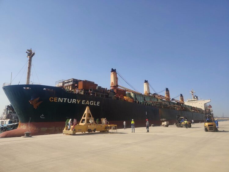 ميناء السخنة يستقبل السفينة CENTURY EAGLE إيذانًا ببدء تشغيل محطة ترانس كارجو