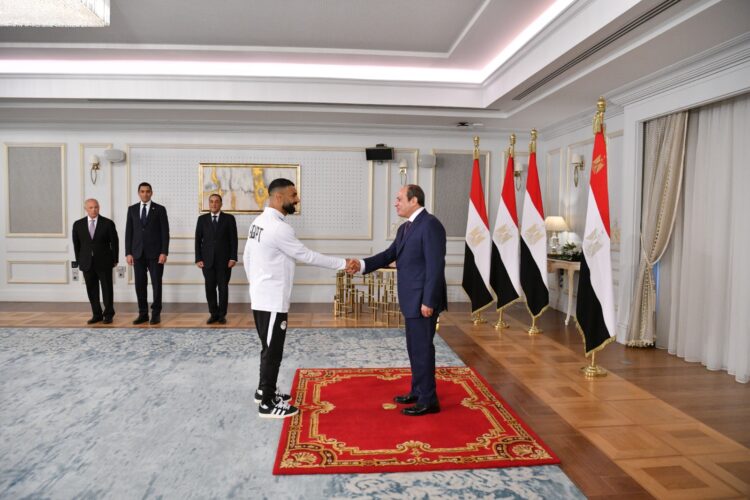الرئيس السيسي يشيد بالمنتخب الوطني ويمنحهم كأس الفخر والاعتزاز