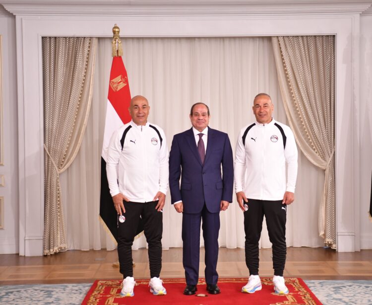 الرئيس السيسي يشيد بالمنتخب الوطني ويمنحهم كأس الفخر والاعتزاز