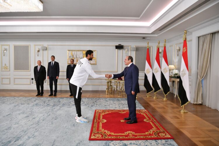 الرئيس السيسي يشيد بالمنتخب الوطني ويمنحهم كأس الفخر والاعتزاز