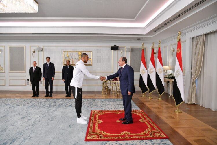 الرئيس السيسي يشيد بالمنتخب الوطني ويمنحهم كأس الفخر والاعتزاز