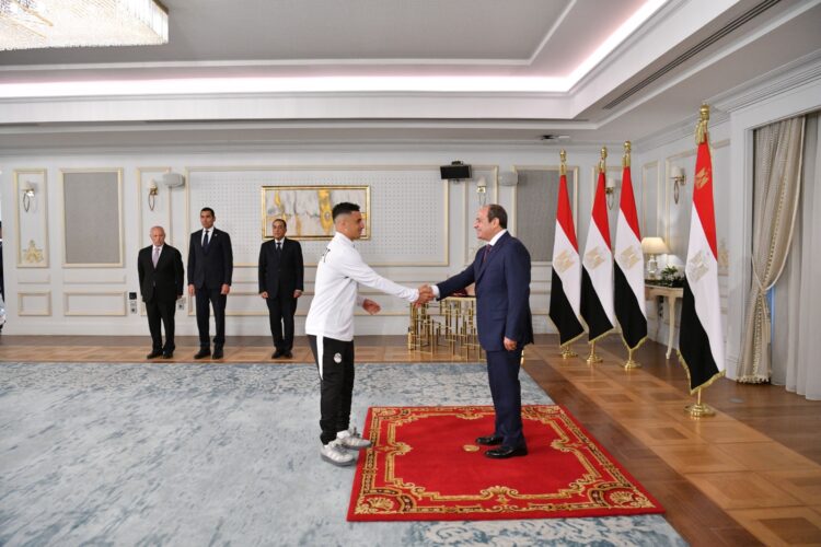الرئيس السيسي يشيد بالمنتخب الوطني ويمنحهم كأس الفخر والاعتزاز