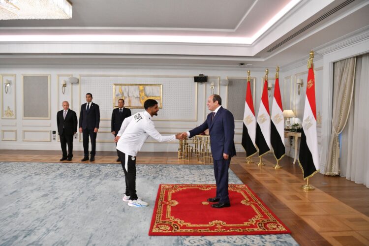الرئيس السيسي يشيد بالمنتخب الوطني ويمنحهم كأس الفخر والاعتزاز