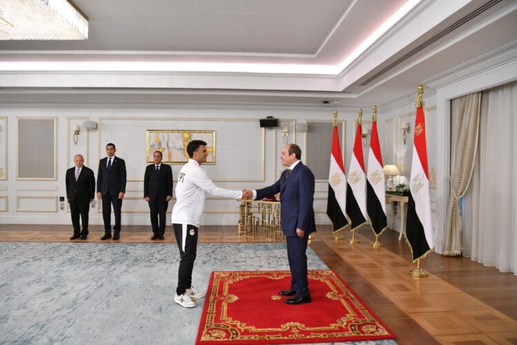 الرئيس السيسي يشيد بالمنتخب الوطني ويمنحهم كأس الفخر والاعتزاز