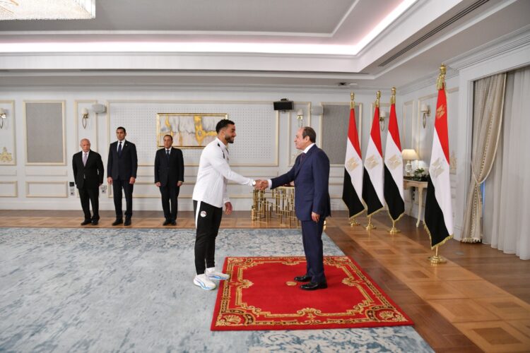 الرئيس السيسي يشيد بالمنتخب الوطني ويمنحهم كأس الفخر والاعتزاز
