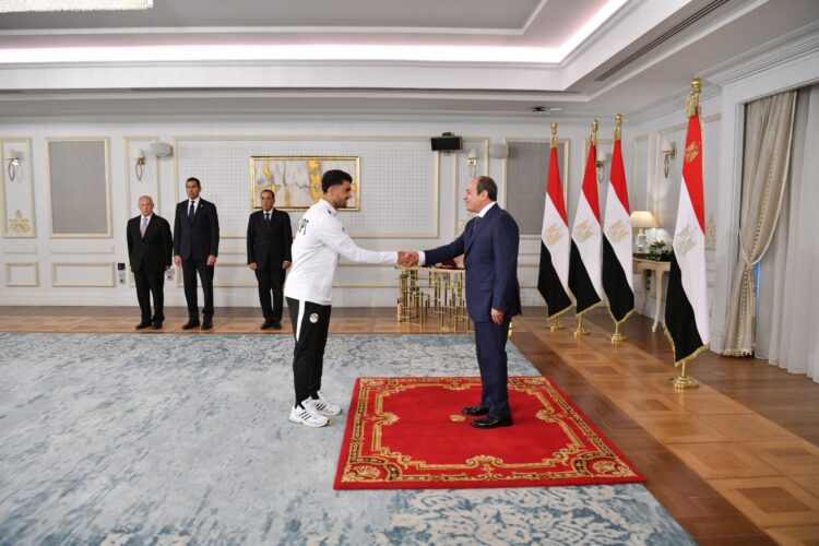 الرئيس السيسي يشيد بالمنتخب الوطني ويمنحهم كأس الفخر والاعتزاز