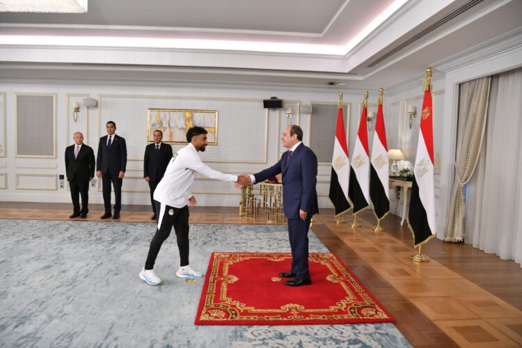 الرئيس السيسي يشيد بالمنتخب الوطني ويمنحهم كأس الفخر والاعتزاز