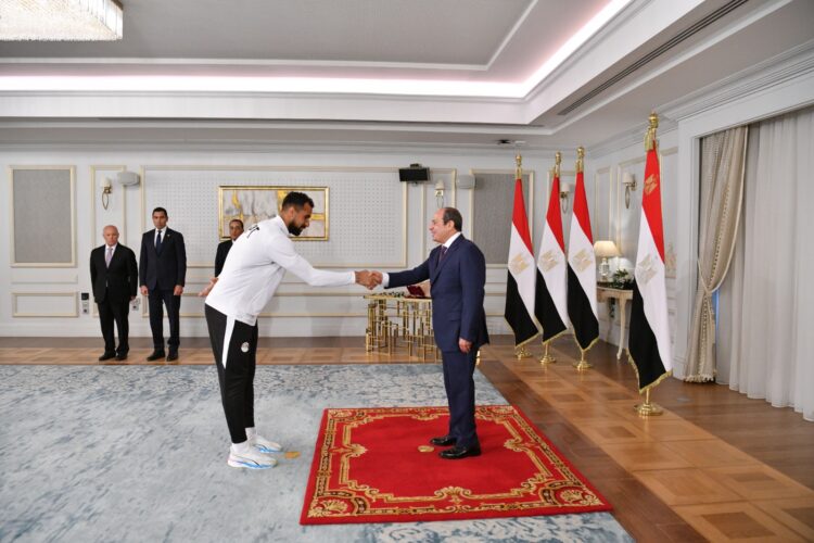 الرئيس السيسي يشيد بالمنتخب الوطني ويمنحهم كأس الفخر والاعتزاز