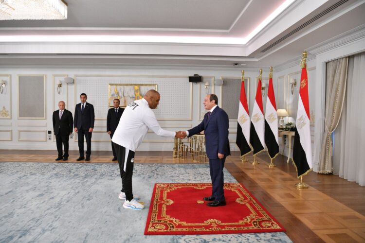 الرئيس السيسي يشيد بالمنتخب الوطني ويمنحهم كأس الفخر والاعتزاز