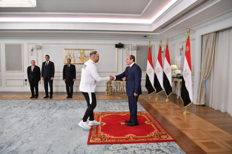 الرئيس السيسي يشيد بالمنتخب الوطني ويمنحهم كأس الفخر والاعتزاز