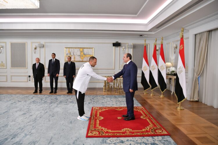 الرئيس السيسي يشيد بالمنتخب الوطني ويمنحهم كأس الفخر والاعتزاز