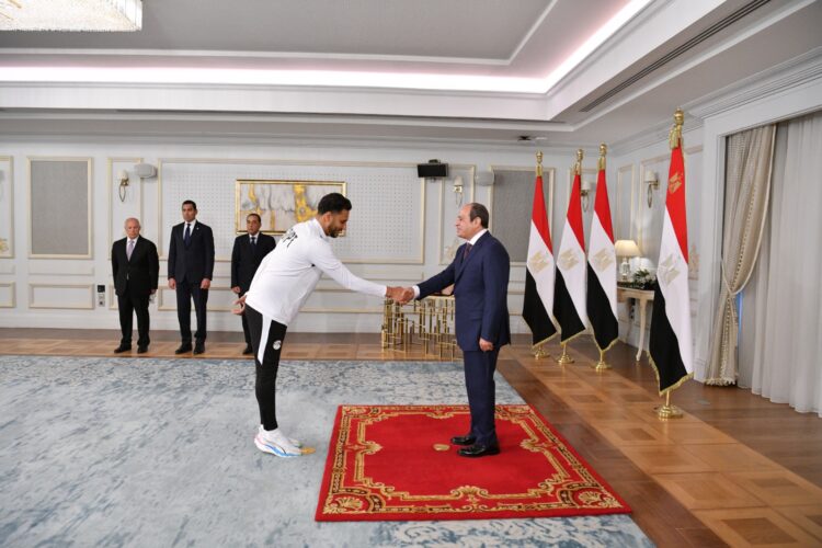 الرئيس السيسي يشيد بالمنتخب الوطني ويمنحهم كأس الفخر والاعتزاز