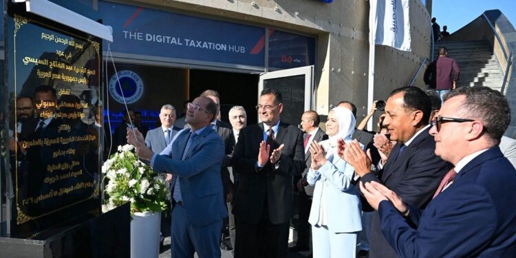 رئيس الوزراء يفتتح مركز الخدمات الضريبية المميزة في مدينة العلمين الجديدة